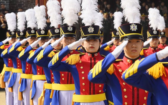 2019년 2월 25일 서울 화랑로 육군사관학교에서 열린 육군사관학교 79기 입학 및 진학식 행사에서 신입생도들이 경례를 하고 있다.역대 가장 높은 34.2대 1의 경쟁률을 뚫고 선발된 육사 79기 신입생도 312명(여생도 37명, 외국군 수탁생도 6명)은 5주간의 기초군사훈련을 마치고 이날 정식 사관생도가 됐다. 사진=파이낸셜뉴스