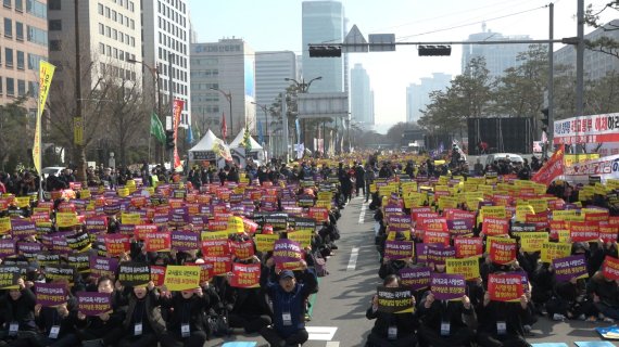 한유총이 지난 25일 정오께 서울 여의도 국회의사당 앞에서 교육부의 '에듀파인' 도입 등을 반대하는 집회을 개최했다. 사진=해당 영상 갈무리