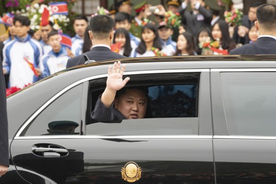 김정은 북한 국무위원장이 26일 2차 북미정상회담을 위해 중국과 접경지역인 베트남 랑선성 동당역으로 입국해, 전용차량으로 역을 떠나며 환영나온 주민들을 향해 손을 흔들고 있다. /사진=연합뉴스