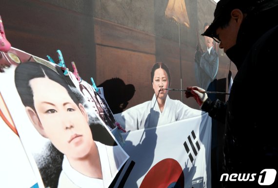 3ㆍ1절 100주년을 나흘 앞둔 25일 오후 서울 종로구 돈의문박물관마을에서 관계자들이 백범 김구 선생, 유관순 열사, 윤봉길 의사, 도산 안창호 선생 등 독립운동가의 벽화를 그리고 있다. 2019.2.25/뉴스1 © News1 박정호 기자