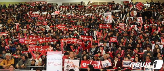 전대 다가올수록 더 깊이 빠지는 한국당 '태극기 딜레마'