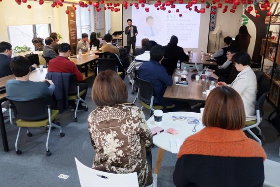 스타트업 대표들이 26일 서울 역삼동 팁스타운에서 열린 '제5회 롤모델 휴먼라이브러러' 행사에서 지란지교소프트 김형곤 대표의 강의를 듣고 있다. 벤처기업협회 제공