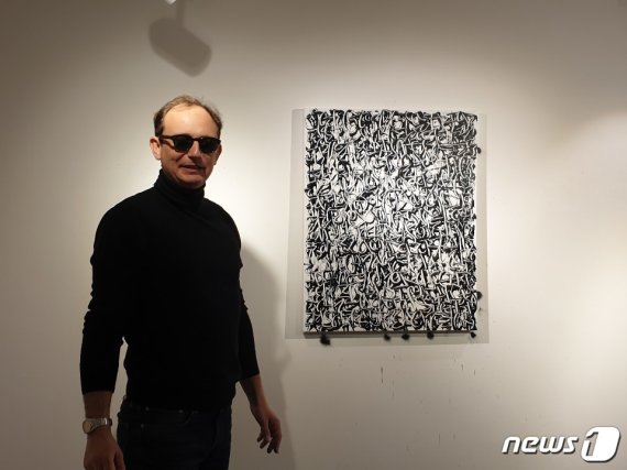 그래피티 작가 탕크 26일 서울 용산구 한남동 갤러리조은에서 퍼포먼스를 한 뒤 작품에 대해 설명하고 있다..© 뉴스1