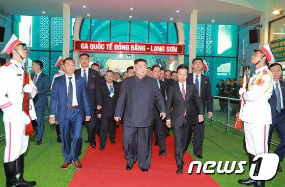 26일 김정은 북한 국무위원장이 중국과 접경지역인 베트남 랑선성 동당역에 도착하고 있다. (노동신문) 2019.2.27/뉴스1