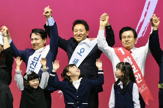 당원들에 인사하는 자유한국당 대표 후보들