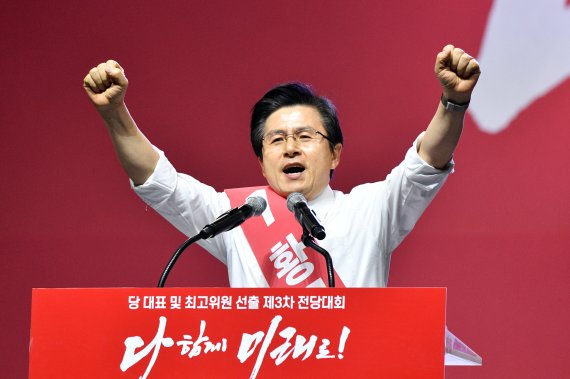 황교안 前총리 한국당 대표 선출.."자유우파 대통합 이루겠다"
