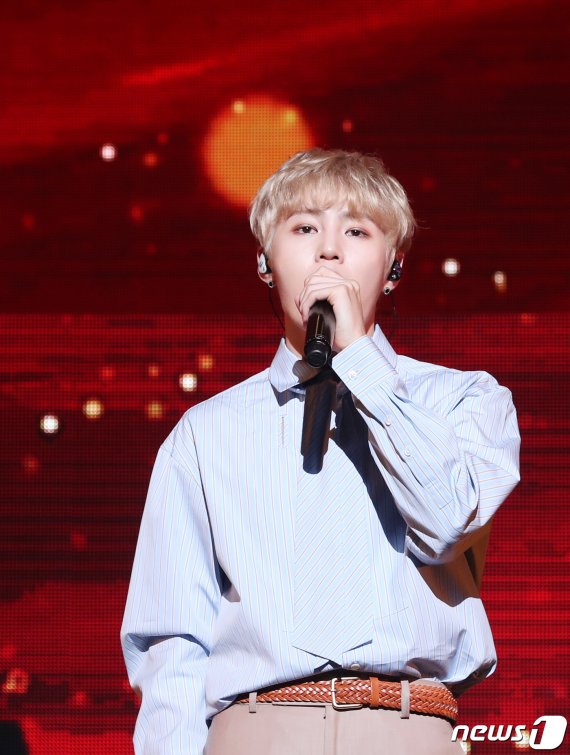 워너원 출신 가수 하성운이 27일 서울 광진구 예스24 라이브홀에서 열린 첫 번째 솔로 미니앨범 ‘마이 모먼트(My Moment)’ 발매 기념 쇼케이스에 참석해 신곡을 선보이고 있다. 이번 앨범은 하성운이 처음으로 총괄 프로듀서를 맡아 작사, 작곡은 물론 믹스, 마스터