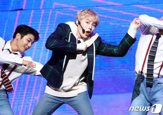 워너원 출신 가수 하성운이 27일 서울 광진구 예스24 라이브홀에서 열린 첫 번째 솔로 미니앨범 ‘마이 모먼트(My Moment)’ 발매 기념 쇼케이스에 참석해 신곡을 선보이고 있다. 이번 앨범은 하성운이 처음으로 총괄 프로듀서를 맡아 작사, 작곡은 물론 믹스, 마스터