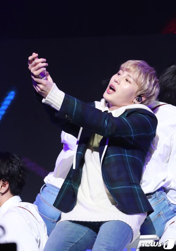 워너원 출신 가수 하성운이 27일 서울 광진구 예스24 라이브홀에서 열린 첫 번째 솔로 미니앨범 ‘마이 모먼트(My Moment)’ 발매 기념 쇼케이스에 참석해 신곡을 선보이고 있다. 이번 앨범은 하성운이 처음으로 총괄 프로듀서를 맡아 작사, 작곡은 물론 믹스, 마스터