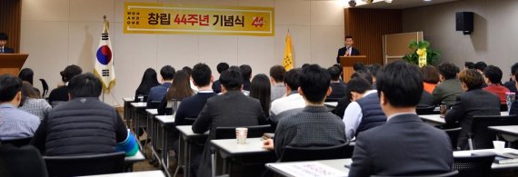 28일 원앤원은 성수동 서울사무소에서 창립 44주년 기념식을 가졌다.