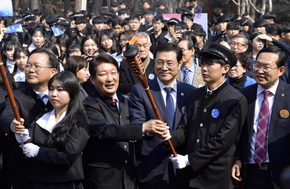 이용섭 광주광역시장(사진 왼쪽에서 네 번째)이 28일 대구에서 열린 '제59주년 대구 2·28민주운동 국가기념식'에 참석해 권영진 대구광역시장(왼쪽에서 세 번째)과 함께 2·28운동이 갖는 역사적 의미를 되새기고 있다.