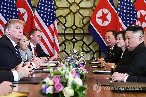 2월 28일 베트남 하노이 소피텔 레전드 메트로폴 호텔에서 도널드 트럼프 미국 대통령(왼쪽 첫번째)과 김정은 북한 국무위원장(오른쪽 첫번째)이 확대 정상회담을 갖고 있다. /사진=연합뉴스