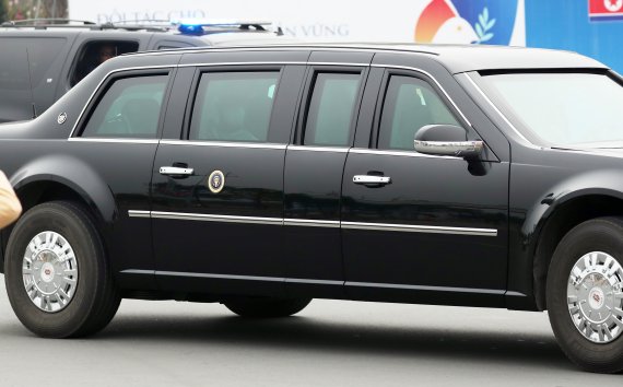 제2차 북미정상회담 핵담판이 결렬된 28일 도널드 트럼프 미국 대통령을 태운 차량 행렬이 출국을 위해 베트남 하노이 노이바이 국제공항 VIP게이트로 들어가고 있다. / 사진제공=연합뉴스