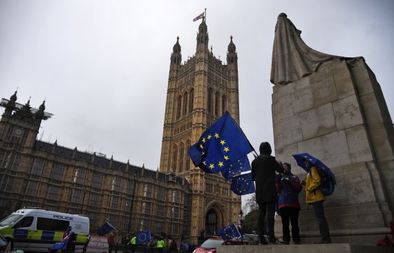 지난 2월 28일, 영국 런던의 의사당 앞에서 유럽연합(EU) 탈퇴를 반대하는 시위대가 EU 깃발을 들고 있다.EPA연합뉴스