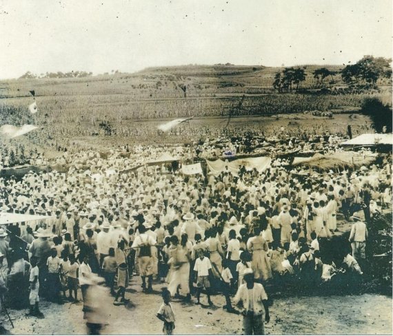 군자면 거모리에서 광복을 축하하고 있는 주민들(1945.8.). 사진제공=시흥시