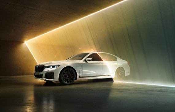 BMW의 새로운 플러그인하이브리드 모델 '더 뉴 BMW 745e' BMW 제공