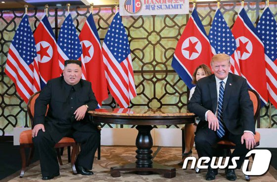 김정은 북한 국무위원장(왼쪽)과 도널드 트럼프 미국 대통령이 지난 2월 28일(현지시간) 베트남 하노이 메트로폴 호텔에서 회담에 돌입하기 전 기자들을 만나 모두발언을 하고 있다. /사진=뉴스1