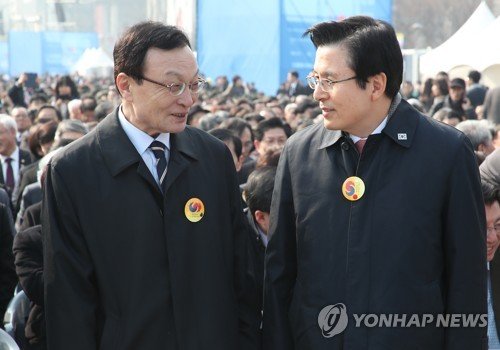더불어민주당 이해찬 대표(왼쪽)와 자유한국당 황교안 대표가 지난 3월1일 서울 광화문에서 열린 제100주년 3.1절 기념식에서 만나 대화하는 모습.