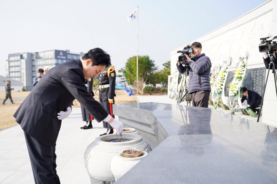 [fn포토] 애국선열추모탑에 헌화&middot;분향하고 있는 원희룡 지사