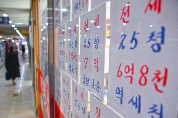 부동산114에 따르면 지난해 11월 9일부터 올해 3월 1일까지 4개월간의 서울 아파트 금액대별 매매가 변동률을 살펴본 결과 9억원을 초과하는 고가 아파트의 가격은 떨어졌지만, 9억원 이하 아파트는 오히려 오른 것으로 나타났다.