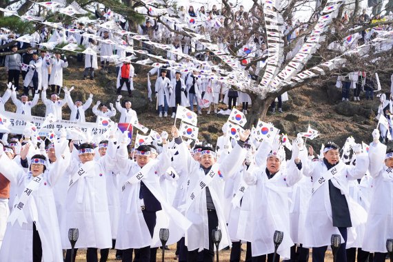 "100년 전 외침 그대로" 제주 항일 만세대행진 재현