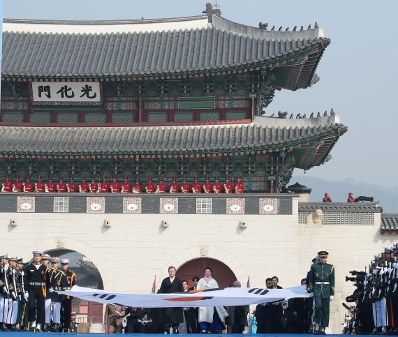 국민대표 33인과 행진 문재인 대통령과 김정숙 여사가 1일 경복궁에서 100주년 삼일절 기념식에 참석하기 위해 진관사 태극기를 들고 광화문광장으로 이동하고 있다. 연합뉴스