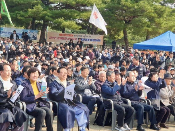 1일 울산대공원 동문 앞에서 열린 울산강제징용노동자상 건립대회에는 시민 500명에 외에 송철호 울산시장, 황세영 울산시의회의장, 노옥희 울산시교육감, 김종훈 국회의원, 이상헌 국회의원, 하부영 현대차 지부장이 참석해 축사했다. /사진=민주노총울산본부