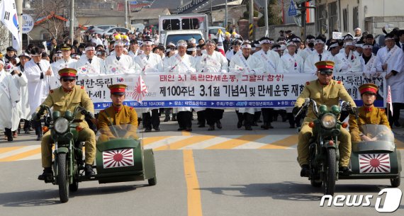 1일 전북 정읍시 태인로에서 유진섭 정읍시장과 유성엽 국회의원 및 시민들이 3·1운동 100주년 태인 3·1운동 재현 시가행진을 하고 있다. 태인 3·1운동은 1919년 3월1일 독립선언문 발표 이후 전국적으로 항일 운동이 번져가던 당시에 태인 장날이었던 3월16일 정