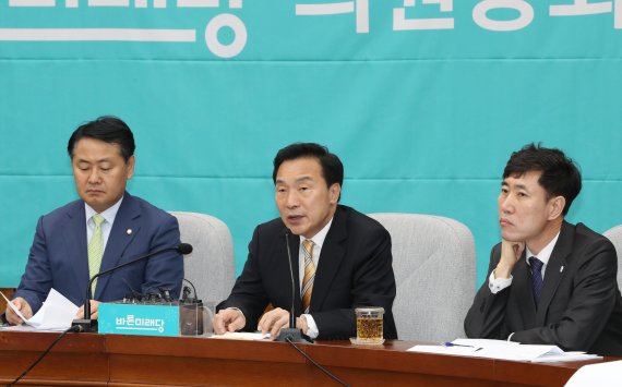 與에 등돌린 20대·학생, 지지율 50%→20% 급락..한국당 반사이익