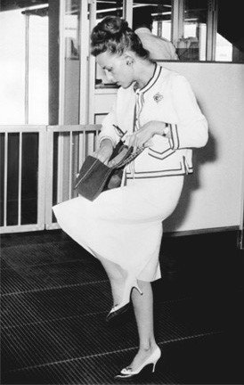 프랑스의 영화 배우 잔느 모로(Jeanne Moreau)가 샤넬 슈트를 입은 모습(1960). © 뉴스1(출처: 샤넬)