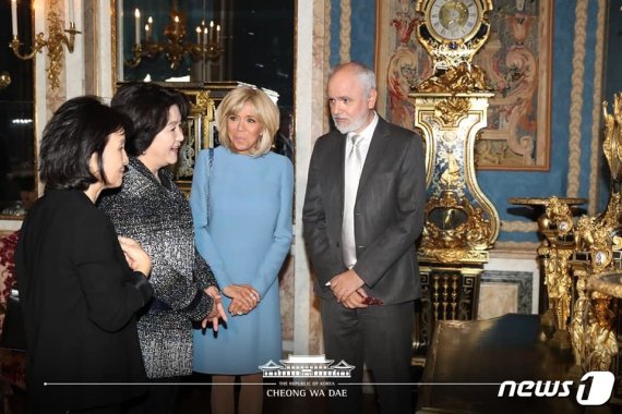 문재인 대통령 부인 김정숙 여사와 에마뉘엘 마크롱 프랑스 대통령 부인 브리지트 마크롱 여사가 15일 오전(현지시간) 프랑스 파리 루브르 박물관을 찾아 전시실을 둘러보고 있다.(청와대 페이스북) 2018.10.15/뉴스1