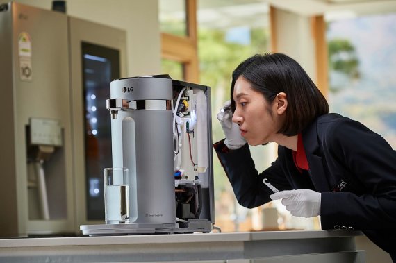 LG전자 '케어솔루션 매니저'가 정수기를 꼼꼼하게 점검하고 있다. /사진=LG전자 제공