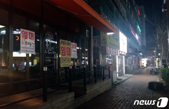2일 오후 7시 나주 빛가람혁신도시 내 최대 상업지구의 한산한 모습.2019.3.2/뉴스1 © News1 박영래 기자