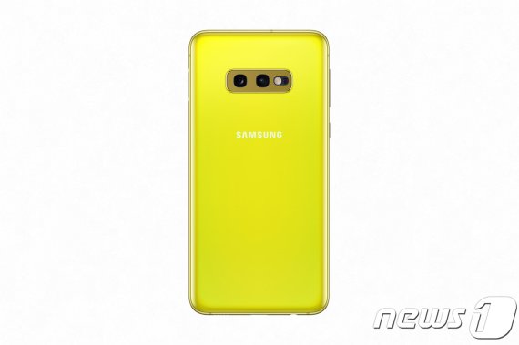 '카나리아 옐로우' 색상의 갤럭시S10e© 뉴스1