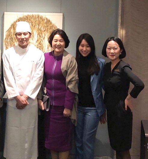 김정숙 여사와 조희경 가온소사이어티 대표(왼쪽 두번째부터)가 지난달 21일 서울 잠실 한식당 '비채나'에서 열린 국빈만찬 뒤 기념촬영하고 있다. 광주요 제공