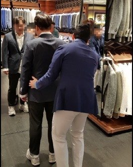 키 170cm·몸무게 85kg 지인이 입은 수트 서플라이 정장. 가격(바지+재킷)은 약 79만원이었다. 2019.03.01© 뉴스1이승환 기자