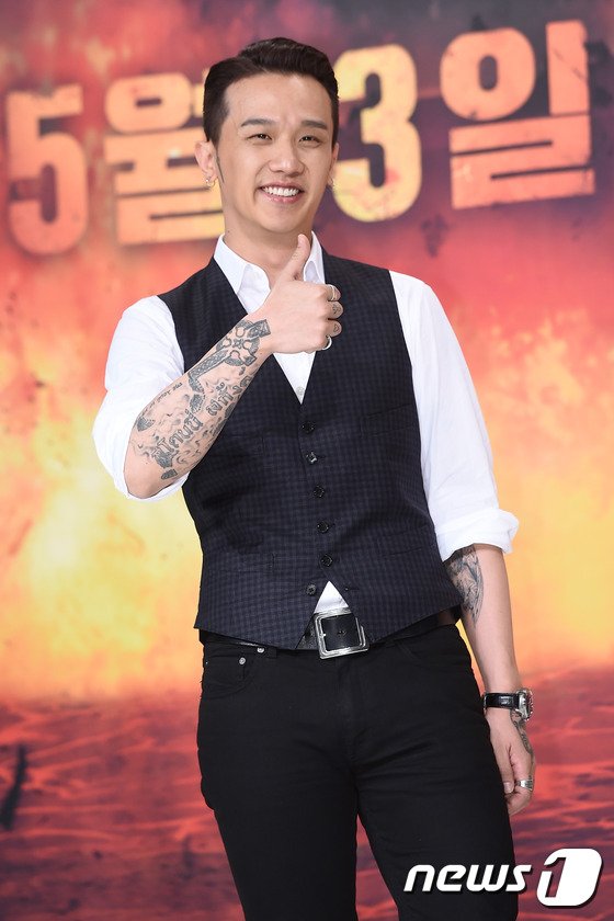 래퍼이자 작곡가 쿠시가 13일 오후 서울 영등포 타임스퀘어 아모리스홀에서 열린 Mnet 힙합 서바이벌 프로그램 '쇼미더머니 시즌5(이하 쇼미더머니5)' 제작발표회에서 엄지척 포즈를 취하고 있다. © News1 고아라 기자