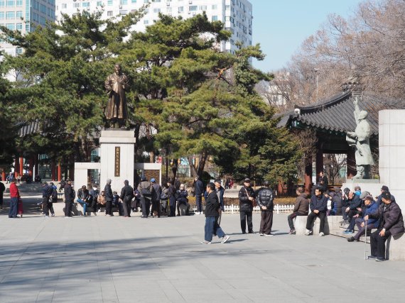 [노인情] "지하철 타고 5시간 이리저리…탑골공원 밖에 갈 곳 없지"