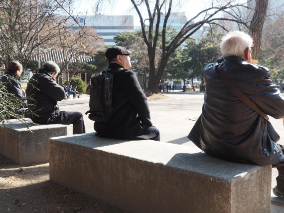 [노인情] "지하철 타고 5시간 이리저리…탑골공원 밖에 갈 곳 없지"