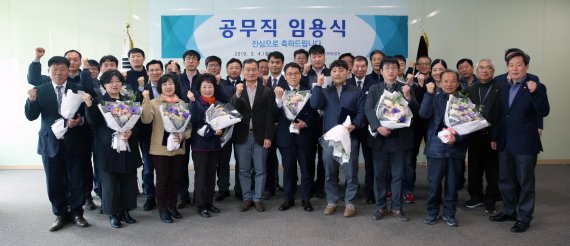 한국방송통신전파진흥원은 4일 임용식을 통해 미화, 경비, 시설관리 분야의 용역근로자 66명을 정규직으로 채용했다고 밝혔다. 사진=한국방송통신전파진흥원