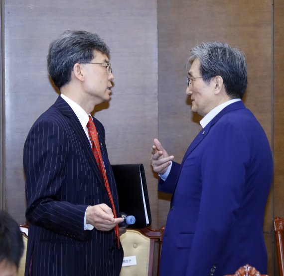 노영민 대통령비서실장(오른쪽)과 김현종 국가안보실 2차장이 4일 오후 청와대에서 열린 국가안전보장회의(NSC) 전체회의 시작 전에 대화하고 있다. 연합뉴스