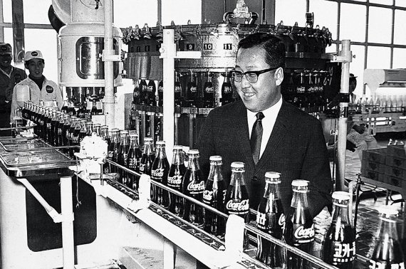 고(故) 박용곤 두산그룹 명예회장이 1968년 6월 한양식품 독산동 공장에서 국내에서 첫 생산되는 코카콜라 제품 라인을 둘러보고 있다. 두산그룹 제공