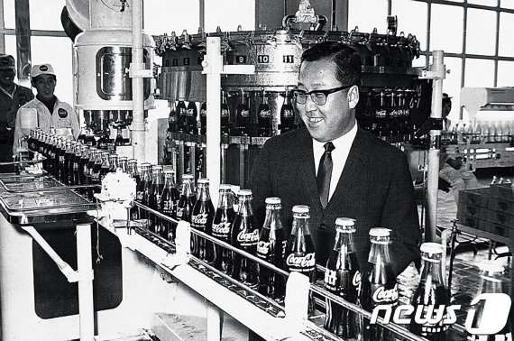 고(故) 박용곤 두산그룹 명예회장이 지난 1968년 6월 한양식품 독산동공장에서 코카콜라 국내 첫 생산라인을 둘러보고 있다.© 뉴스1