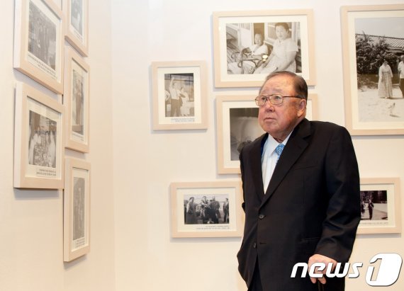 고(故) 박용곤 두산그룹 명예회장이 2010년 10월 선대회장 탄생 100주년 기념사진전을 둘러보고 있다. © 뉴스1