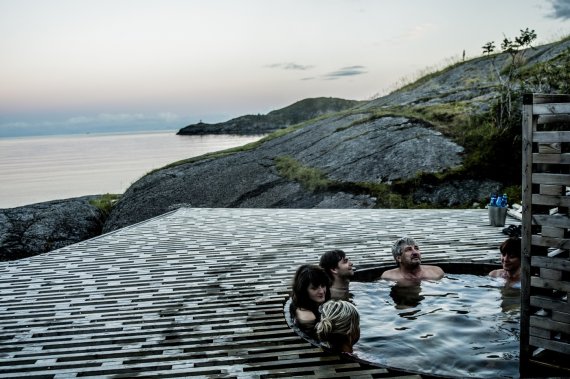 피오르 위 숙소에서 야외 온천을 즐기는 사람들