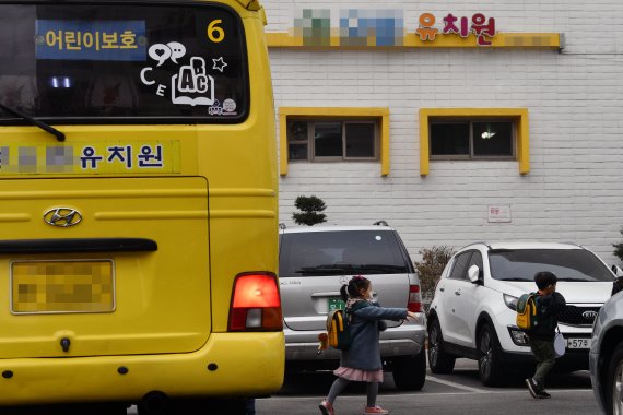 서울 강남구 대왕초등학교 병설 유치원 교사가 코로나19 재확진 판정을 받고 격리조치됐다. 이 교사는 원생 26명 등 최소 45명과 접촉한 것으로 알려졌다. fnDB