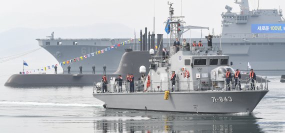 文대통령, 독도함 첫 승함..."해양주권 수호 의지 천명"