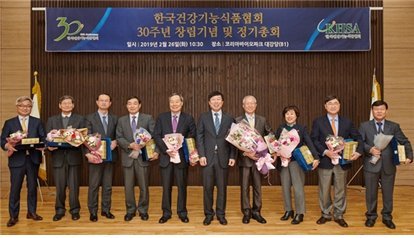 한국건강기능식품협회는 5일 창립 30주년을 맞아 한국서울프로폴리스 이승완 대표(오른쪽 두번째) 등 협회발전에 기여한 사람들에게 공로패를 전달했다. 수상자들이 기념촬영을 하고 있다.