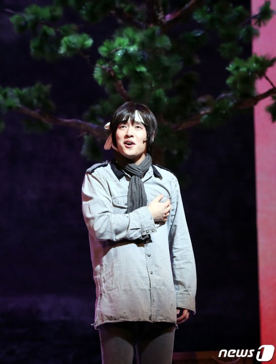 강하늘이 5일 오후 서울 광림아트센터에서 열린 창작 뮤지컬 ‘신흥무관학교’ 프레스콜에 출연해 열연을 펼치고 있다. 육군본부가 제작한 창작 뮤지컬인 이 작품은 1910년 전 재산을 처분하고 만주로 망명해 무관학교를 설립한 이회영을 중심으로 항일 투쟁을 위해 힘쓴 청년들의