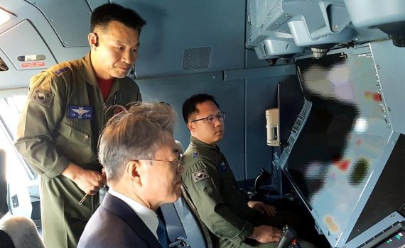 문재인 대통령은 5일 오후 해군임관식을 마치고 돌아오는 길에 김해공항에서 대한민국 최초의 공중급유기인 KC-330 ‘시그너스’(Cygnus) 탑승해서 현황보고를 받고 있다. 사진=청와대 제공